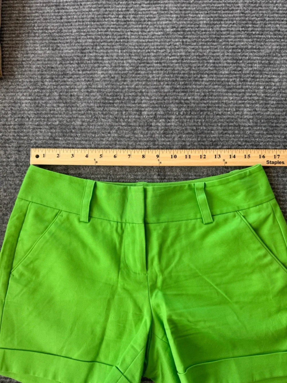 Vince Camuto Green chino tailored shorts women’s sz 6